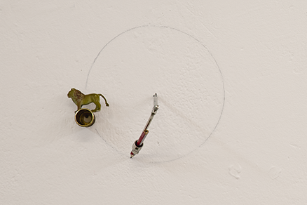 במרכז המעגל אריה מפלסטיק, מחוגת מתכת, עפרון, בית לנורה 2x30x20 ס״מ Elia Ben Ner - In the Center of the Ring.jpeg