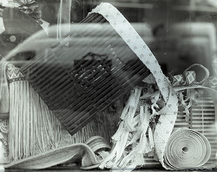 תמר ג'ניאז, צילום חלון ראווה שוק הכרמל, צילום מצלמה אנלוגית 4*5 שקופית שחור לבן.