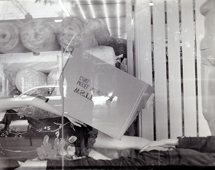 תמר ג'ניאז, צילום חלון ראווה נחלת בנימין, צילום מצלמה אנלוגית 4*5 שקופית שחור לבן.